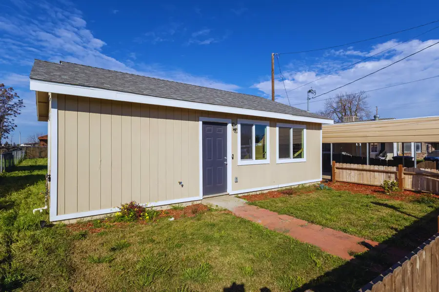 209 S Magnolia Avenue, Farmersville, CA 93223 - #2
