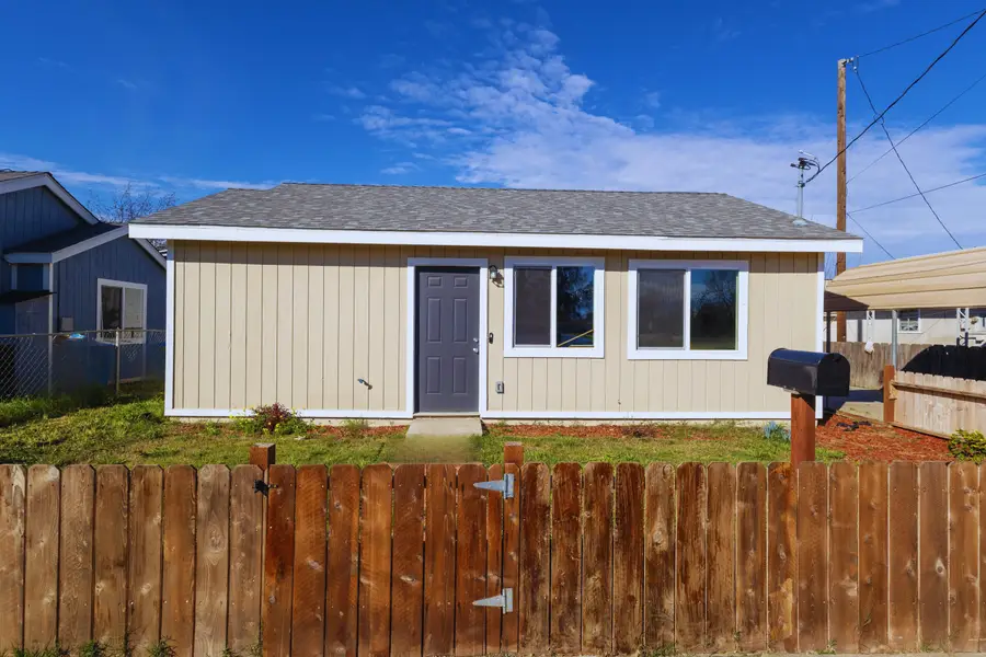 209 S Magnolia Avenue, Farmersville, CA 93223 - #3