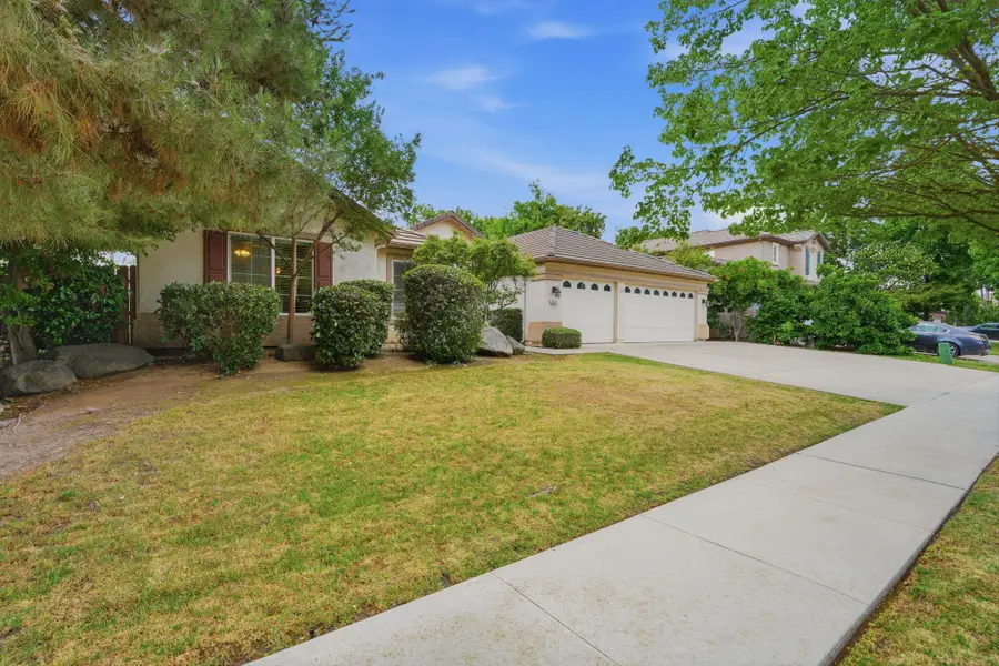 6111 W Pryor Avenue, Visalia, CA 93277 - #3