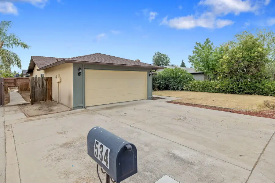 534 W Swift Avenue, Fresno, CA 93705 - #3