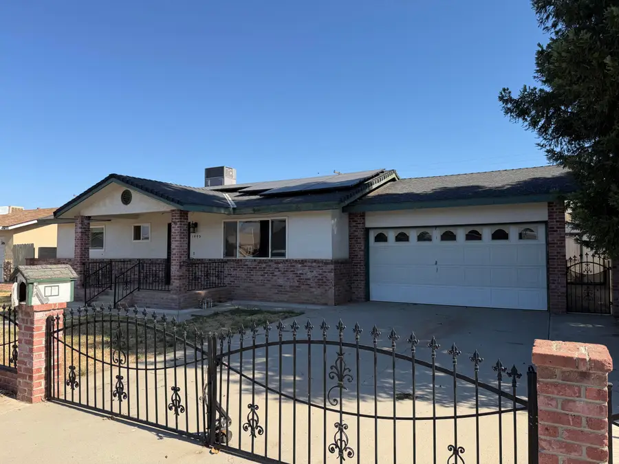 1442 W Oakland Avenue, Tulare, CA 93274 - #2