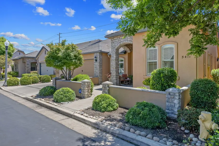 5411 W Mission Avenue Sw, Visalia, CA 93277 - #3