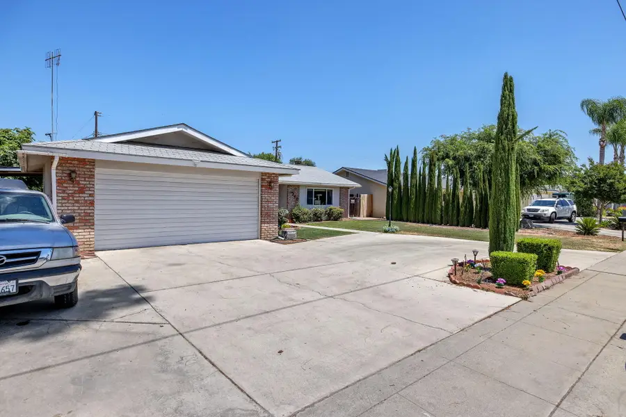 3340 W Walnut Avenue, Visalia, CA 93277 - #2
