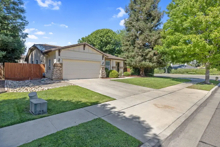 6104 W Laura Avenue, Visalia, CA 93277 - #2