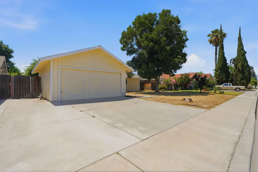 1061 Greenfield Drive, Porterville, CA 93257 - #3