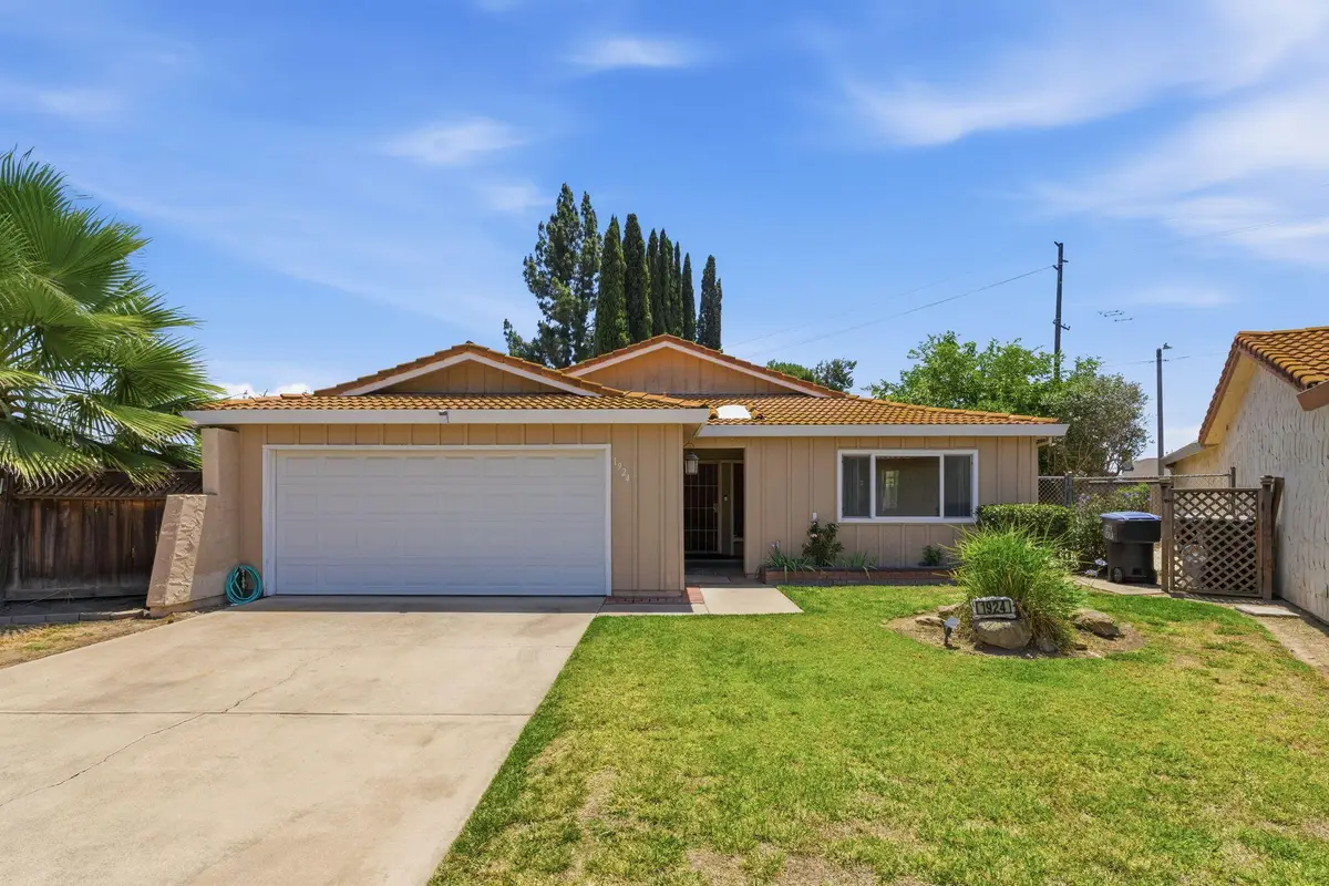 1924 S Royal Oaks Drive, Visalia, CA 93277 - #1