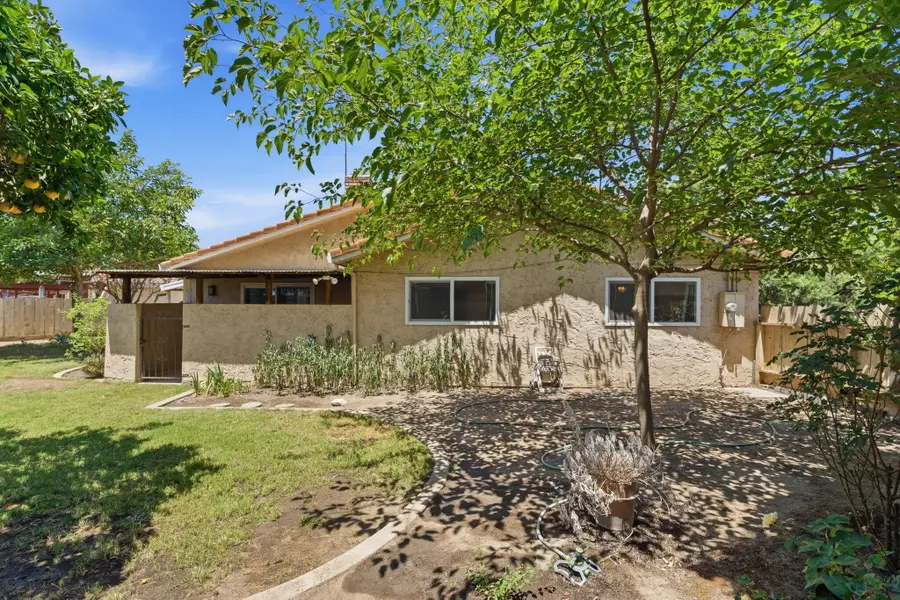 1924 S Royal Oaks Drive, Visalia, CA 93277 - #2