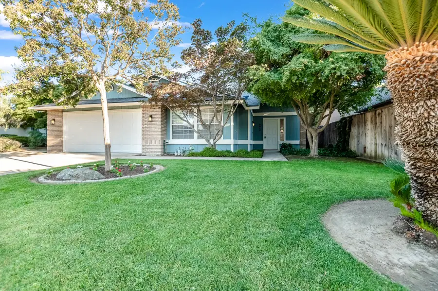 5833 W Paradise Avenue, Visalia, CA 93277 - #2