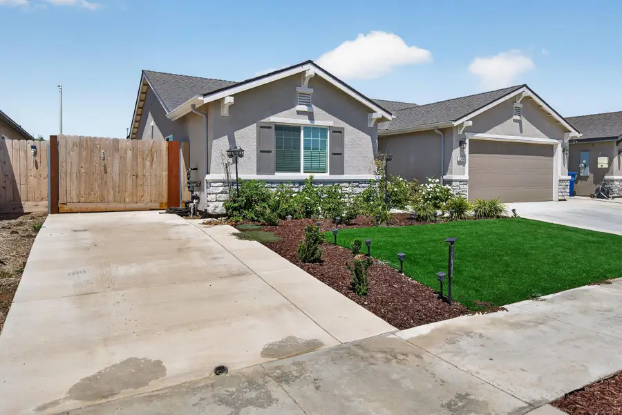2360 N Chateau Way, Hanford, CA 93230 - #2