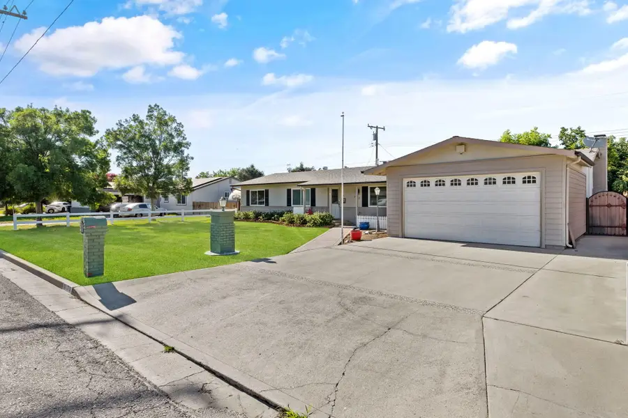 1716 E Academy Avenue, Tulare, CA 93274 - #3