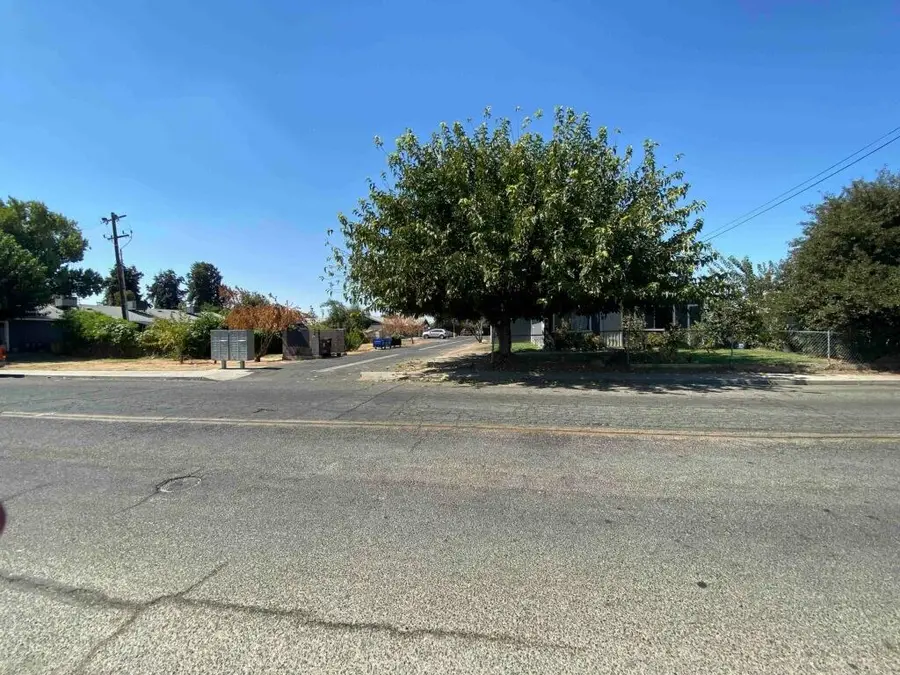 915-943 N Rinaldi Street, Visalia, CA 93291 - #2