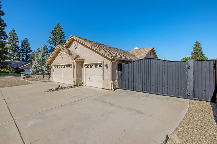 3939 S Vickie Court, Visalia, CA 93277 - #2