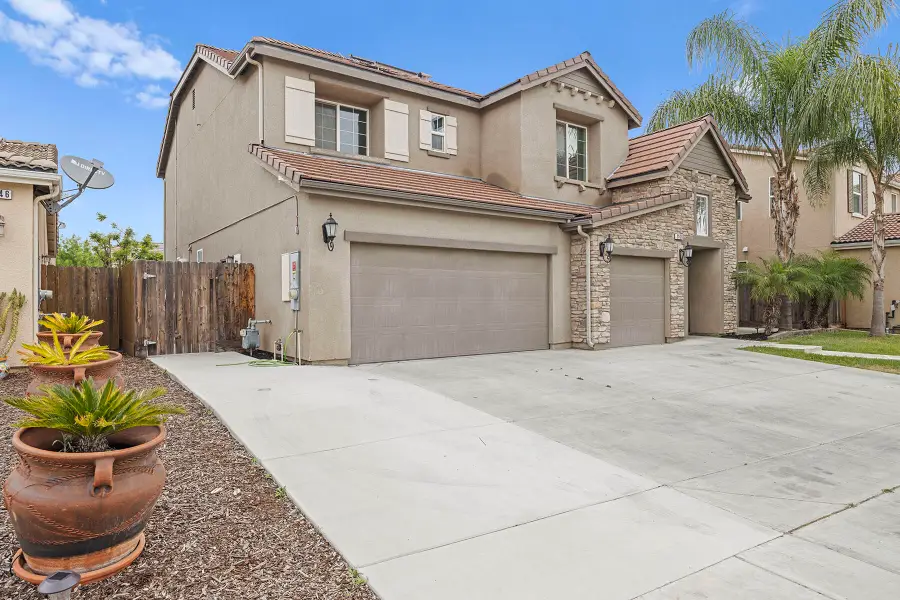 2536 W Stewart Avenue, Visalia, CA 93291 - #2