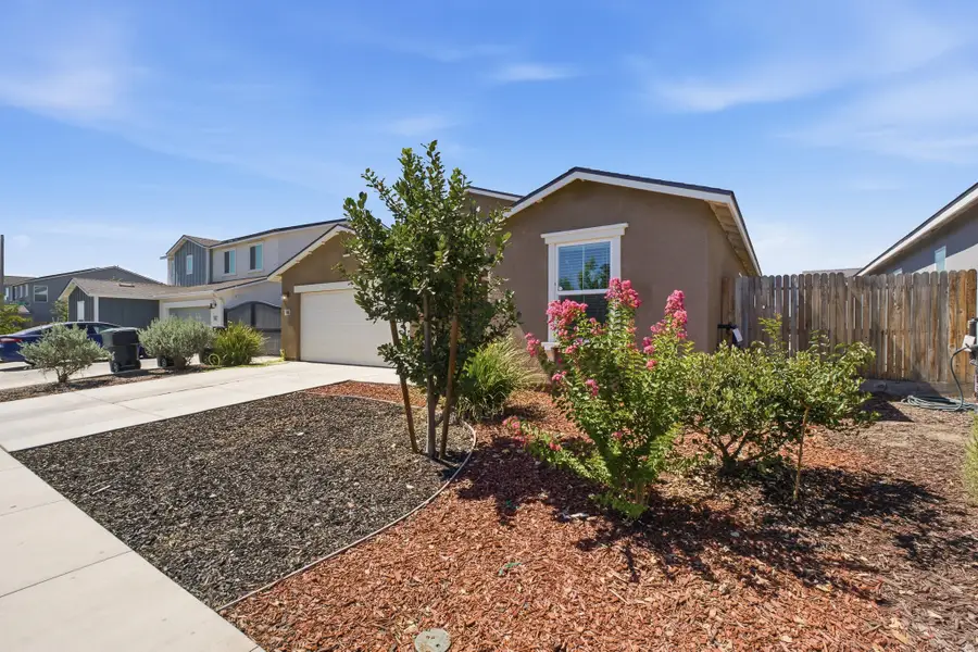 1018 E Elkhorn Avenue, Visalia, CA 93292 - #2