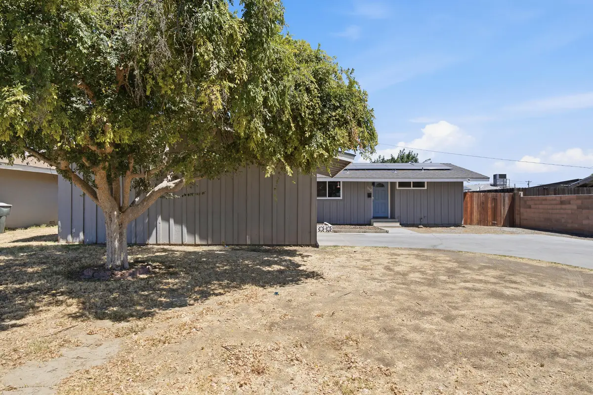 1008 E Myrtle Street, Hanford, CA 93230 - #1