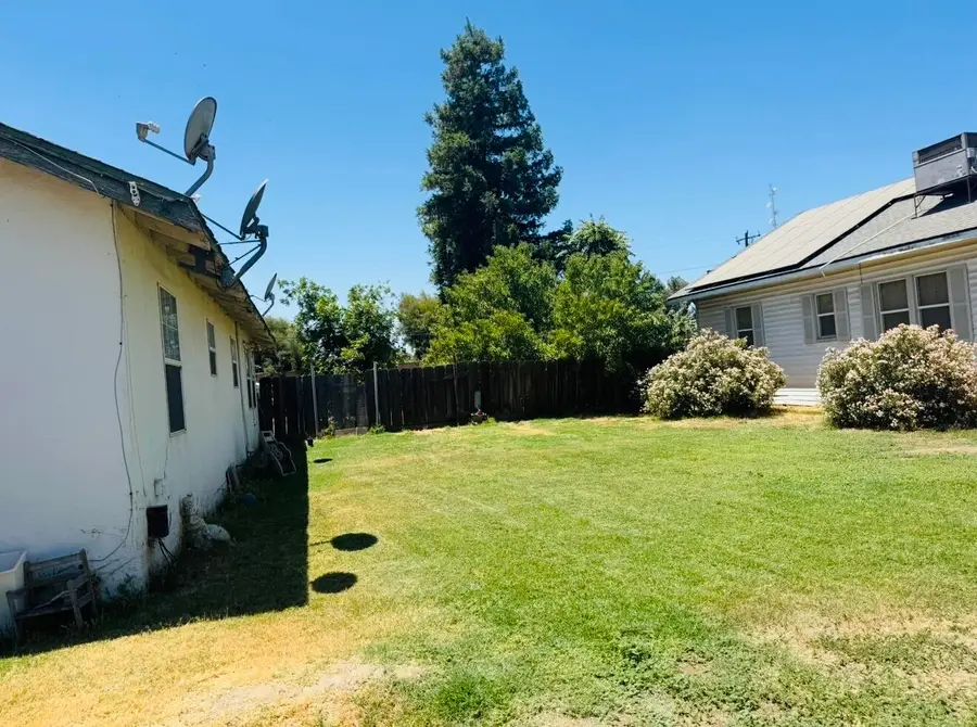 201 N Thompson St, Tipton, CA 93272 - #3