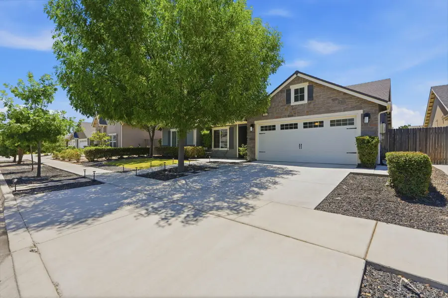 2257 W Mallard Way, Hanford, CA 93230 - #2