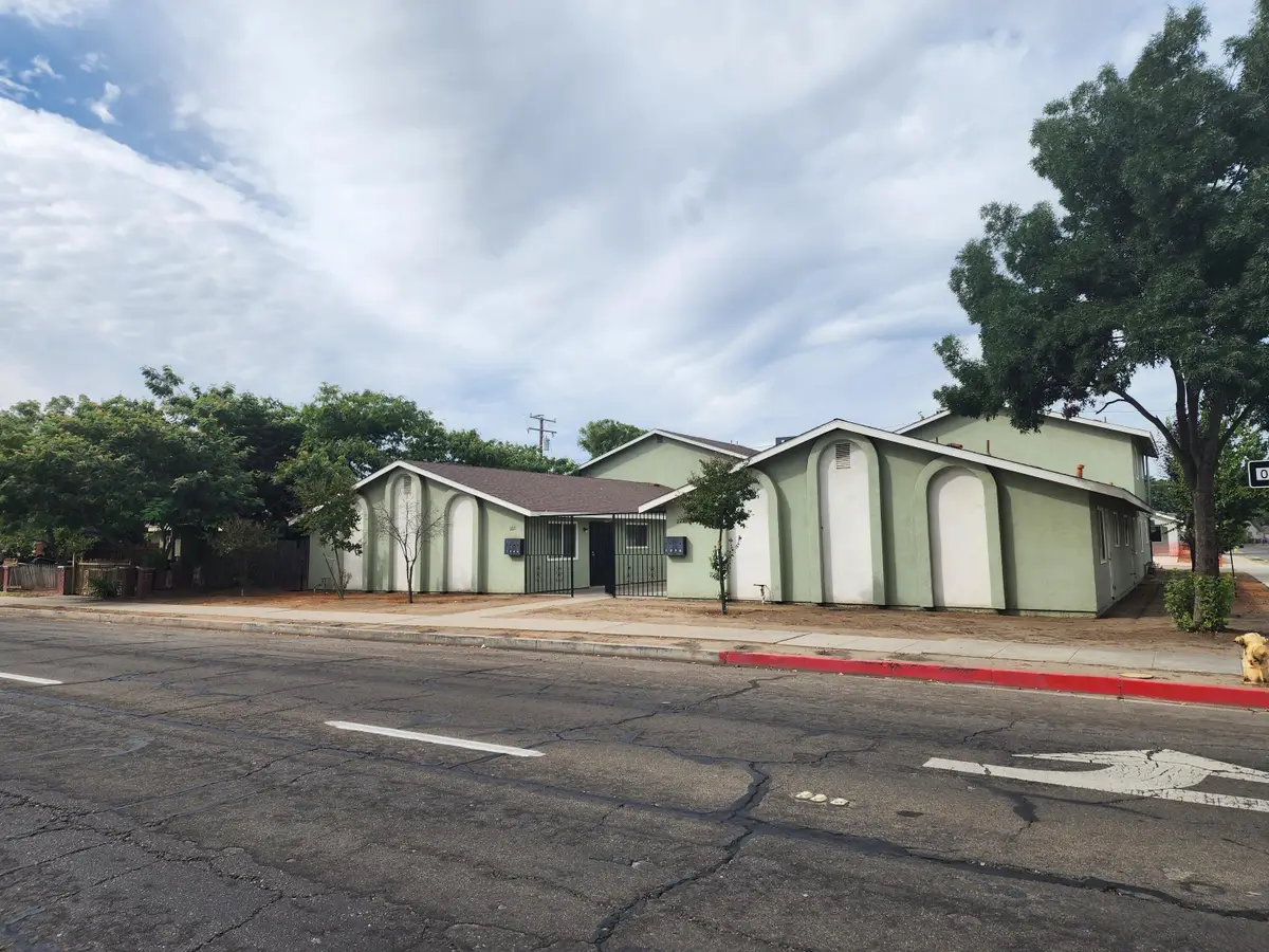 221 NW 3rd Avenue, Visalia, CA 93291 - #1