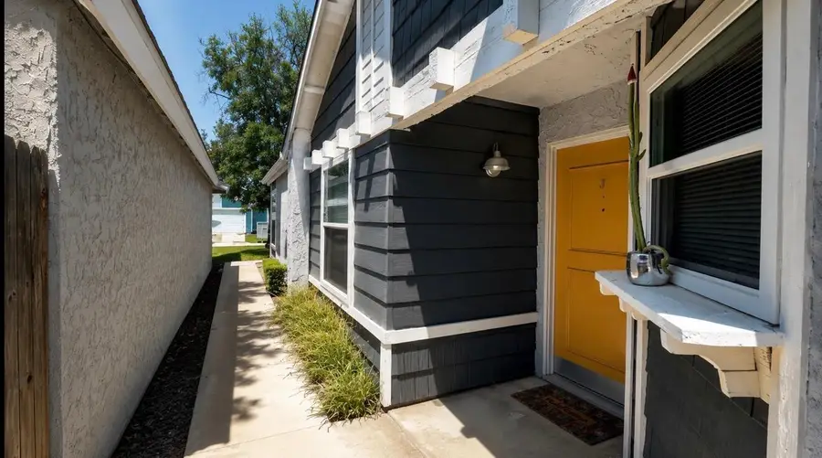 1403 E Sunnyview Avenue, Visalia, CA 93292 - #3