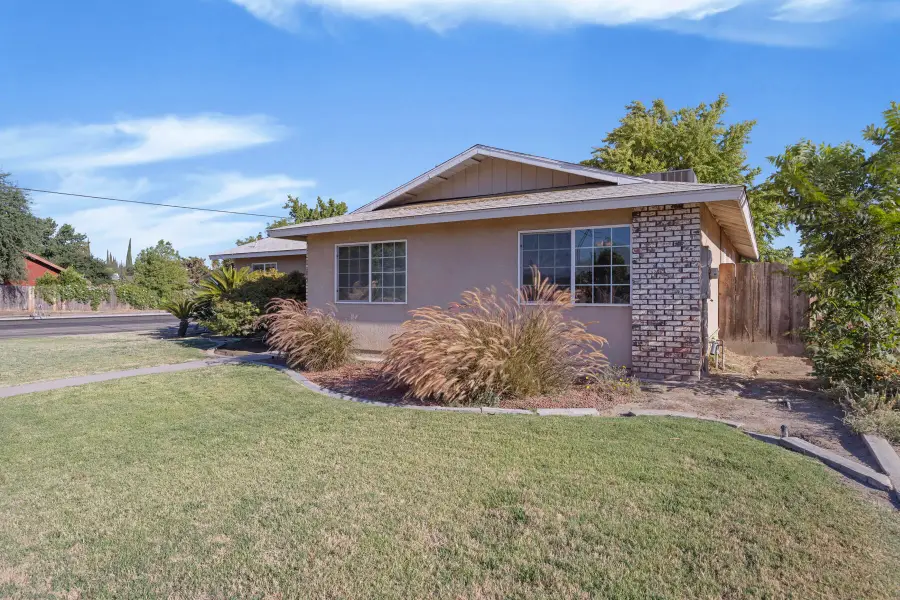 1323 W Seeger Court, Visalia, CA 93277 - #2