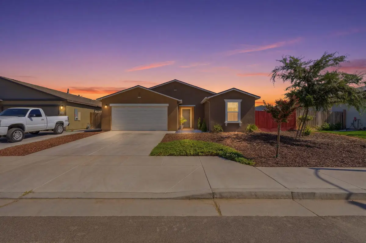 562 W Greenwood Avenue, Woodlake, CA 93286 - #1