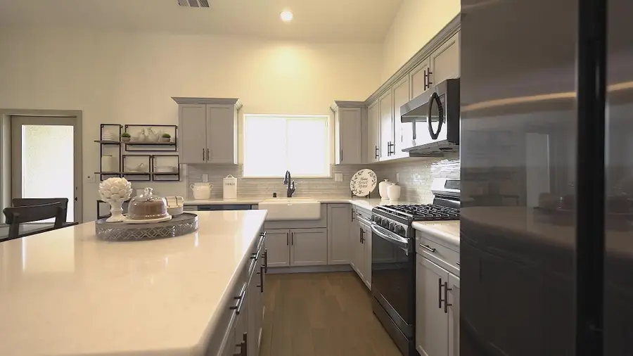 415 W Joan Avenue, Porterville, CA 93257 - #3