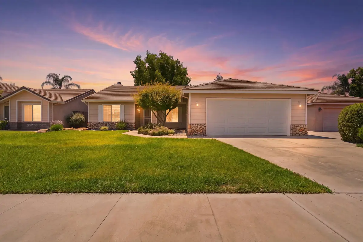 1751 W Lloyd Avenue, Porterville, CA 93257 - #1