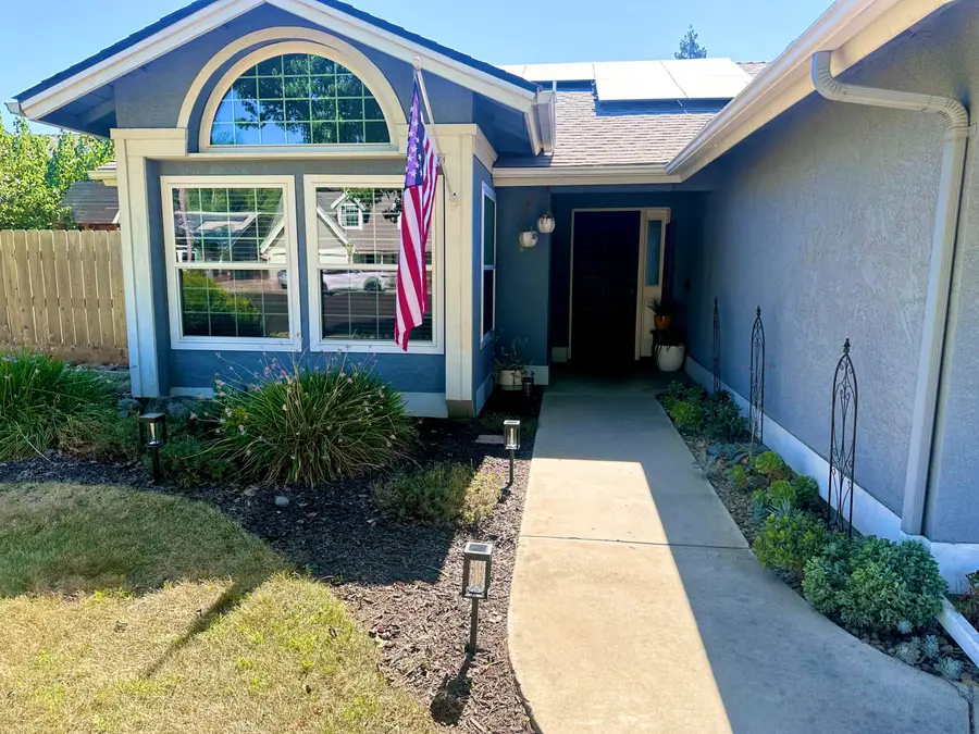 900 N Oakwood Court, Visalia, CA 93291 - #2