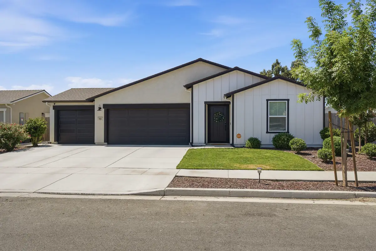 913 E Elkhorn Avenue, Visalia, CA 93292 - #1