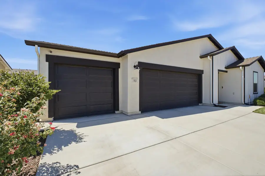 913 E Elkhorn Avenue, Visalia, CA 93292 - #2