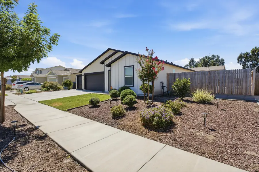 913 E Elkhorn Avenue, Visalia, CA 93292 - #3