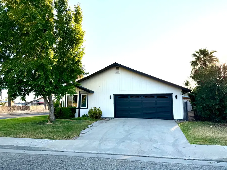 1040 E Putnam Avenue, Porterville, CA 93257 - #2