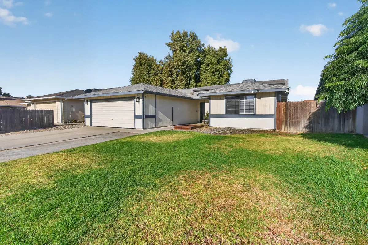 560 Manor Avenue, Hanford, CA 93230 - #1