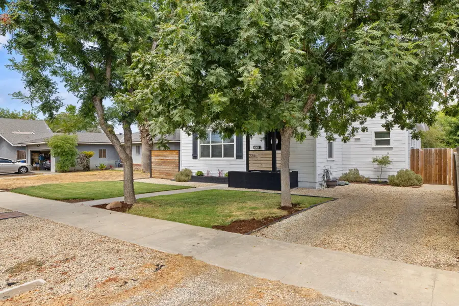 224 E 10th Street, Hanford, CA 93230 - #3