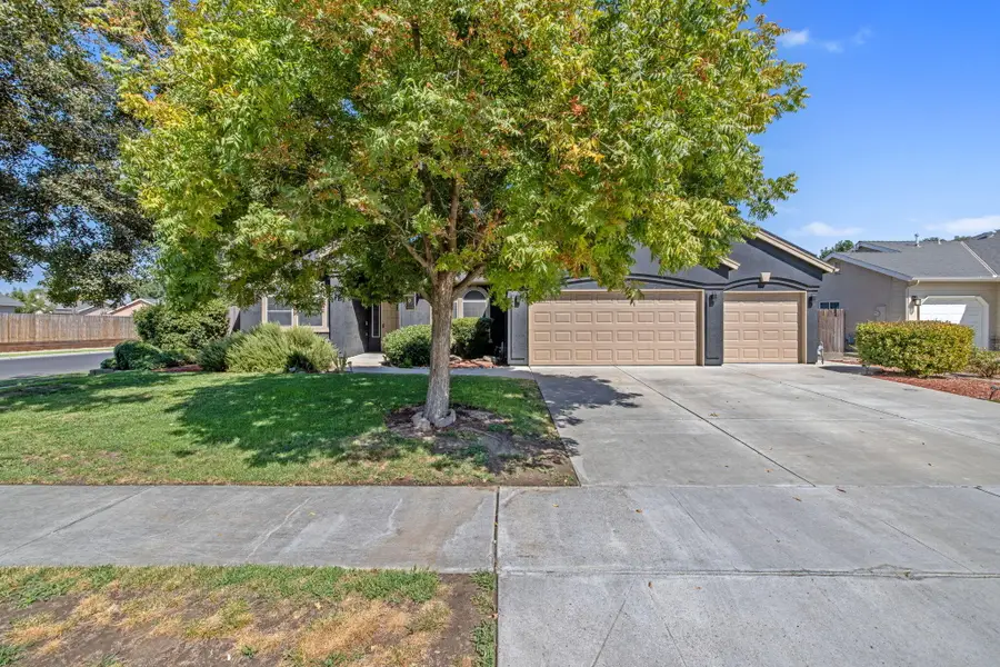 912 Apple Avenue, Lemoore, CA 93245 - #2