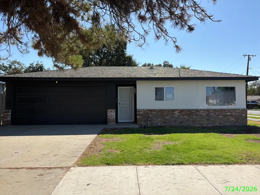 1201 N Redington Street, Hanford, CA 93230 - #2
