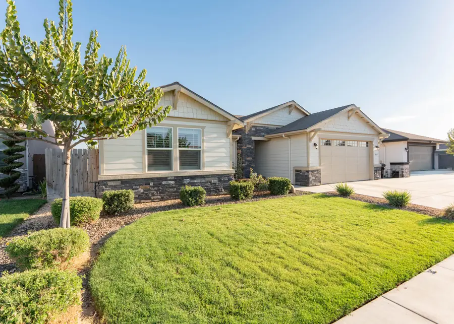 1853 W Date Avenue, Porterville, CA 93257 - #3