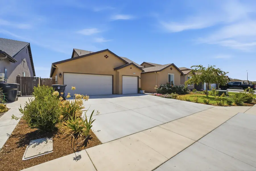 1977 Sherbrook Avenue, Tulare, CA 93274 - #2