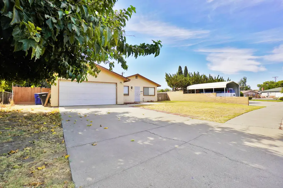 905 E Florinda Street, Hanford, CA 93230 - #2