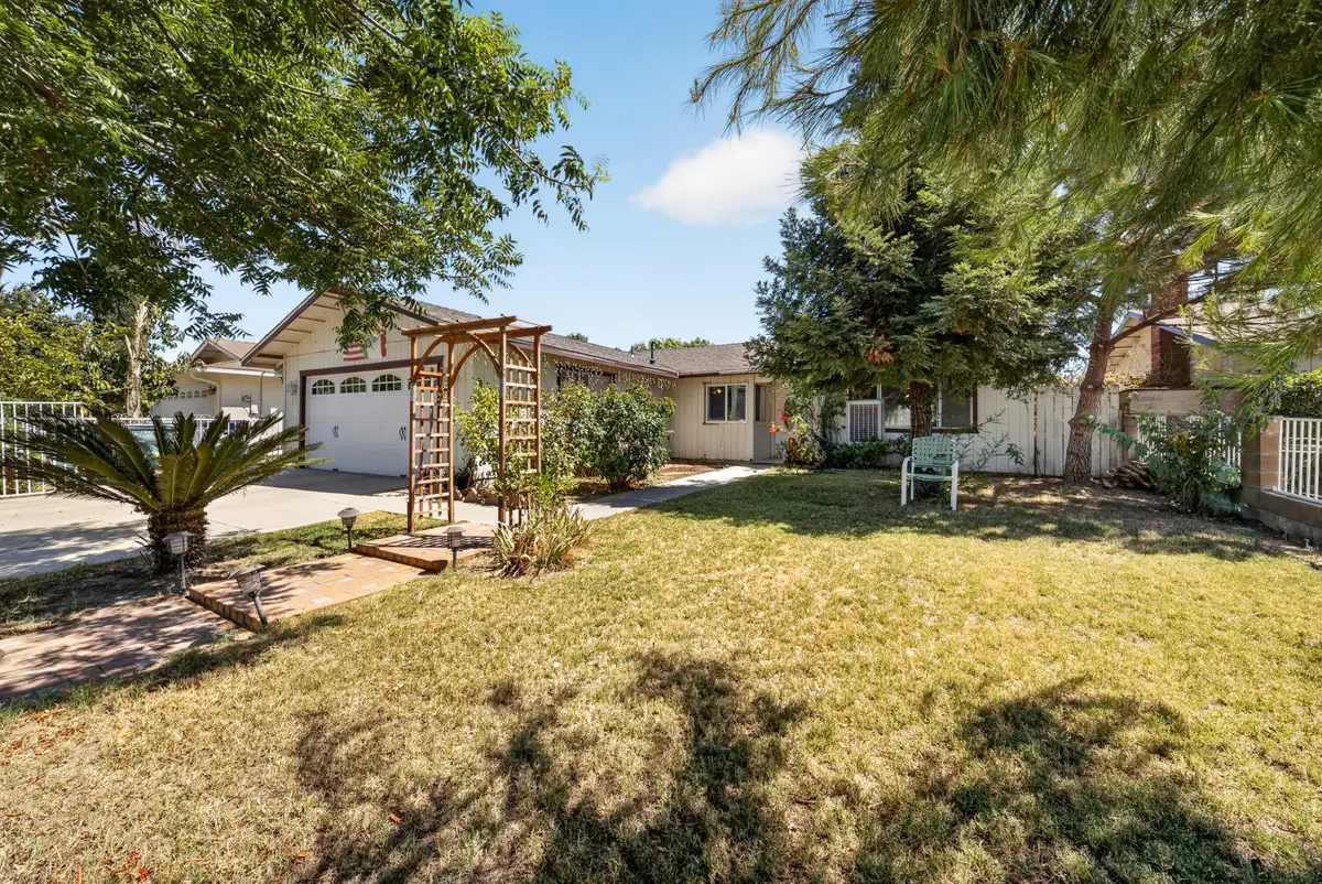 925 W Maple Avenue, Tulare, CA 93274 - #1