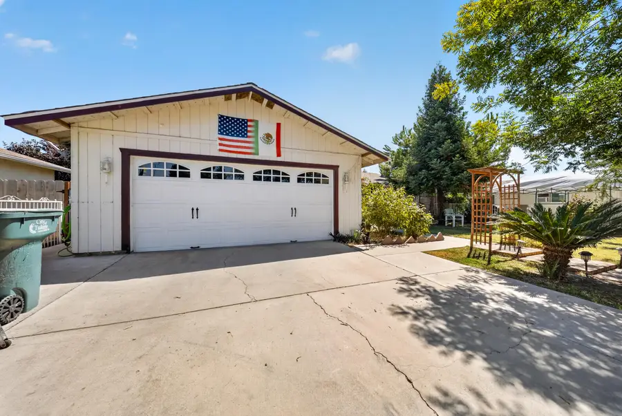 925 W Maple Avenue, Tulare, CA 93274 - #2