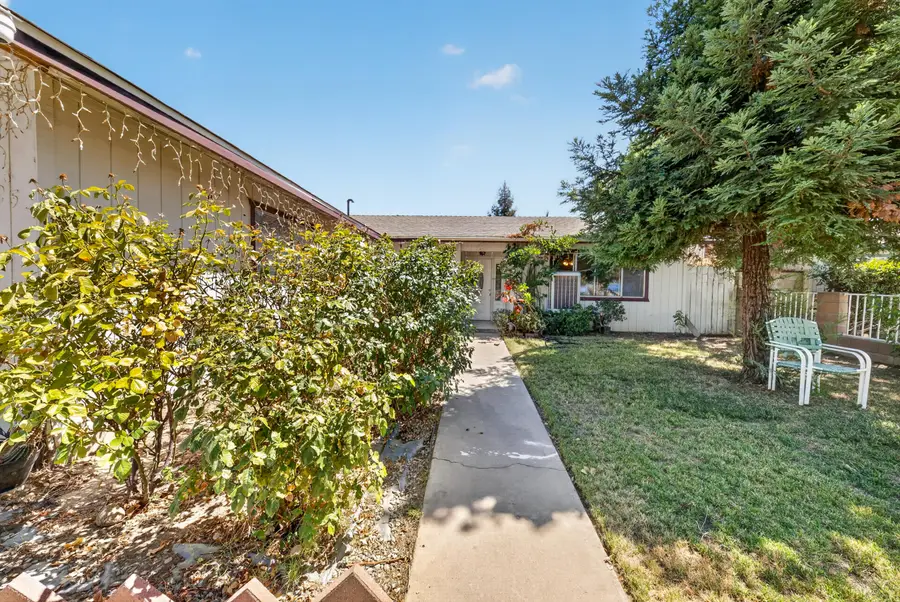 925 W Maple Avenue, Tulare, CA 93274 - #3