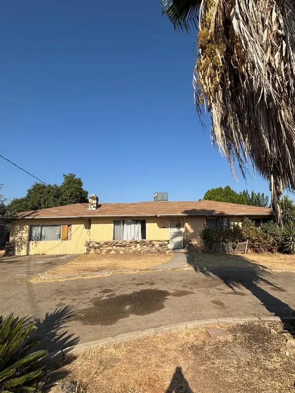 1555 S College Avenue, Dinuba, CA 93618