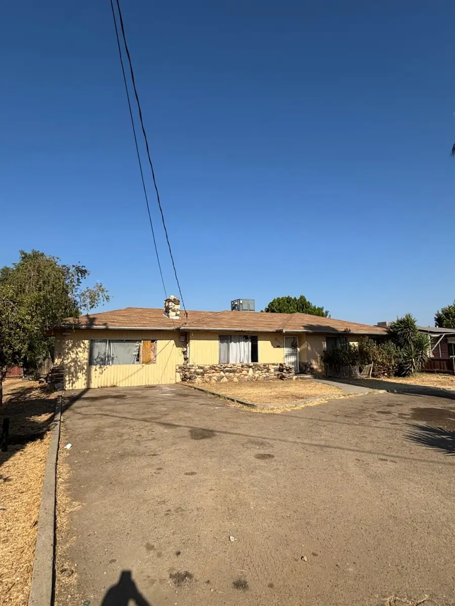 1555 S College Avenue, Dinuba, CA 93618 - #2
