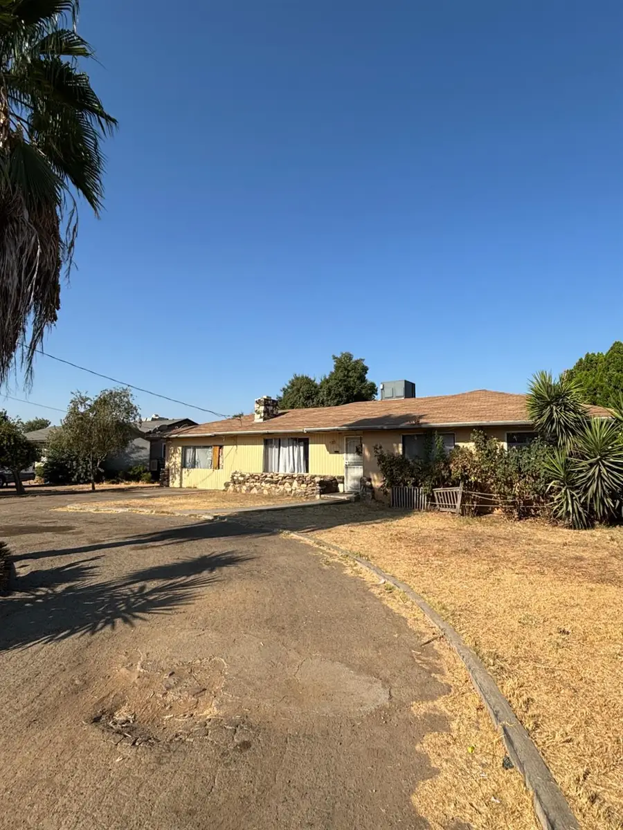 1555 S College Avenue, Dinuba, CA 93618 - #3