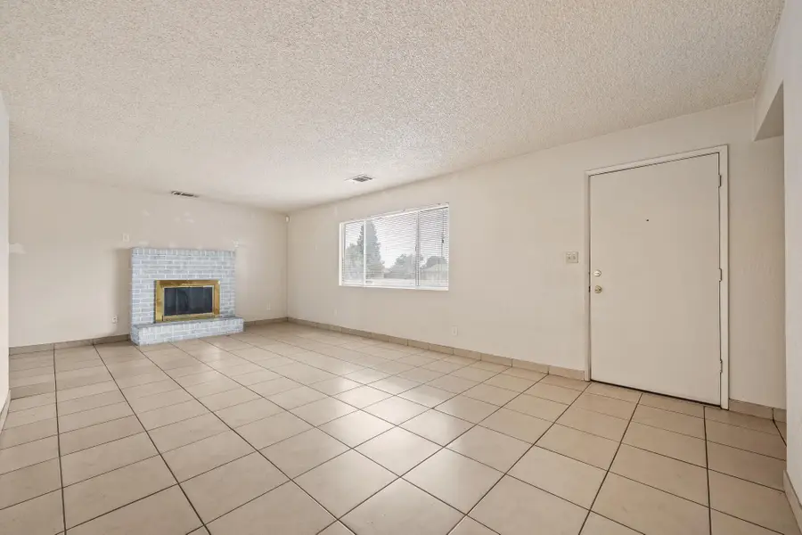 1612 W Caldwell Avenue, Visalia, CA 93277 - #2