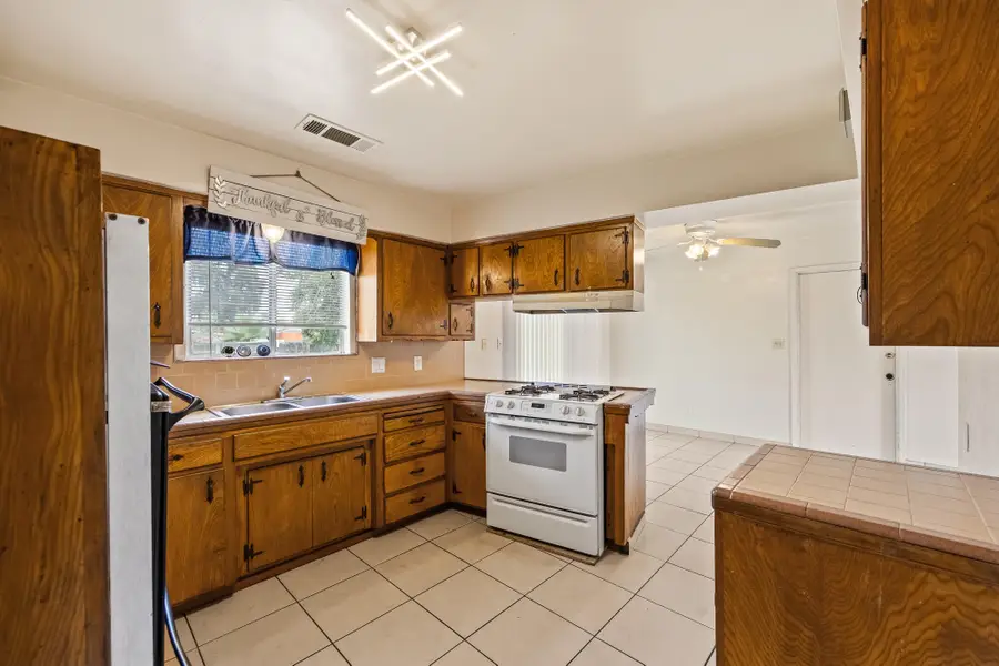 1612 W Caldwell Avenue, Visalia, CA 93277 - #3