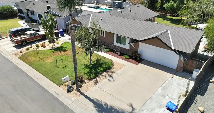 563 N Walch Street, Porterville, CA 93257 - #2