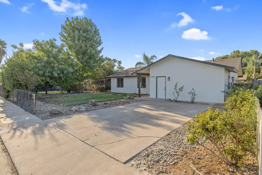 1741 W Vine Avenue, Visalia, CA 93291 - #2