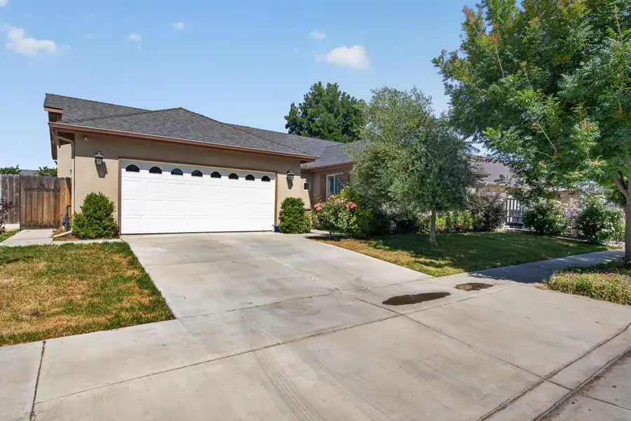 2113 S Columbus Court, Visalia, CA 93277 - #3